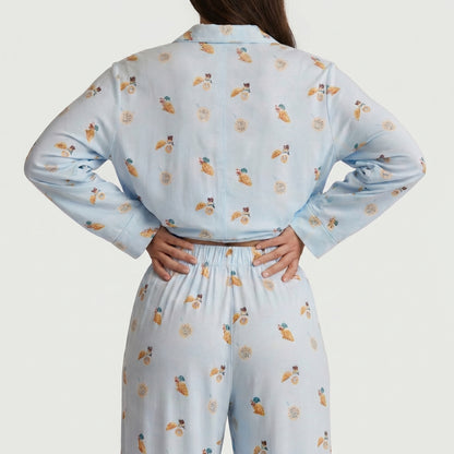 Conjunto Florencia de dos piezas, diseñado para transformar tus mañanas lentas en una experiencia de comodidad absoluta. Este set combina una camisa clásica abotonada de ajuste relajado con pantalones de pierna ancha y caída fluida