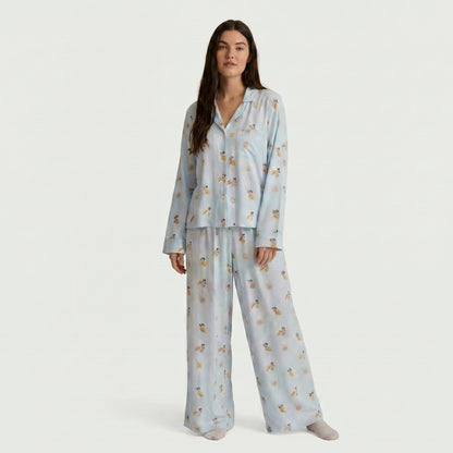 Conjunto Florencia de dos piezas, diseñado para transformar tus mañanas lentas en una experiencia de comodidad absoluta. Este set combina una camisa clásica abotonada de ajuste relajado con pantalones de pierna ancha y caída fluida