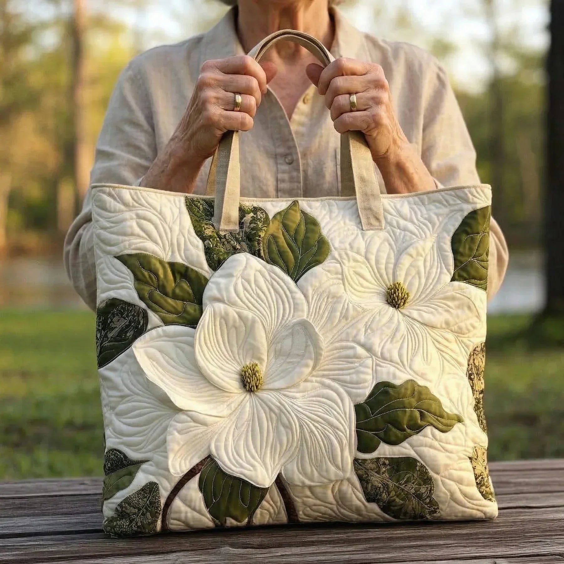 https://cdn.shopify.com/s/files/1/1025/7222/8939/files/freepik__faa-uma-imagem-de-uma-senhora-segurando-este-saco-__26135.webp?v=1775127345