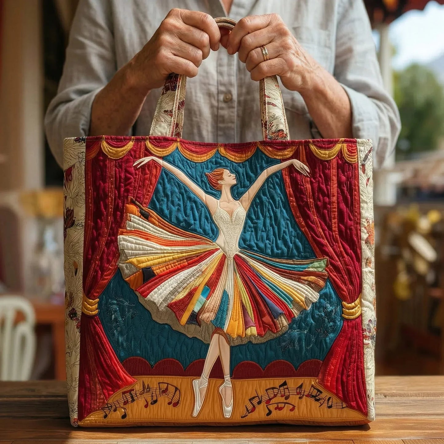 https://cdn.shopify.com/s/files/1/1025/7222/8939/files/freepik__faa-uma-imagem-de-uma-senhora-segurando-este-saco-__26137.webp?v=1775127350