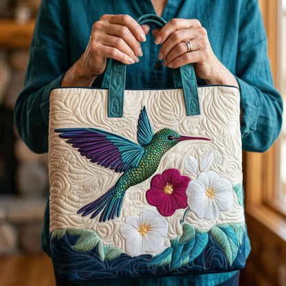 https://cdn.shopify.com/s/files/1/1025/7222/8939/files/freepik__faa-uma-imagem-de-uma-senhora-segurando-este-saco-__26139.webp?v=1775127348