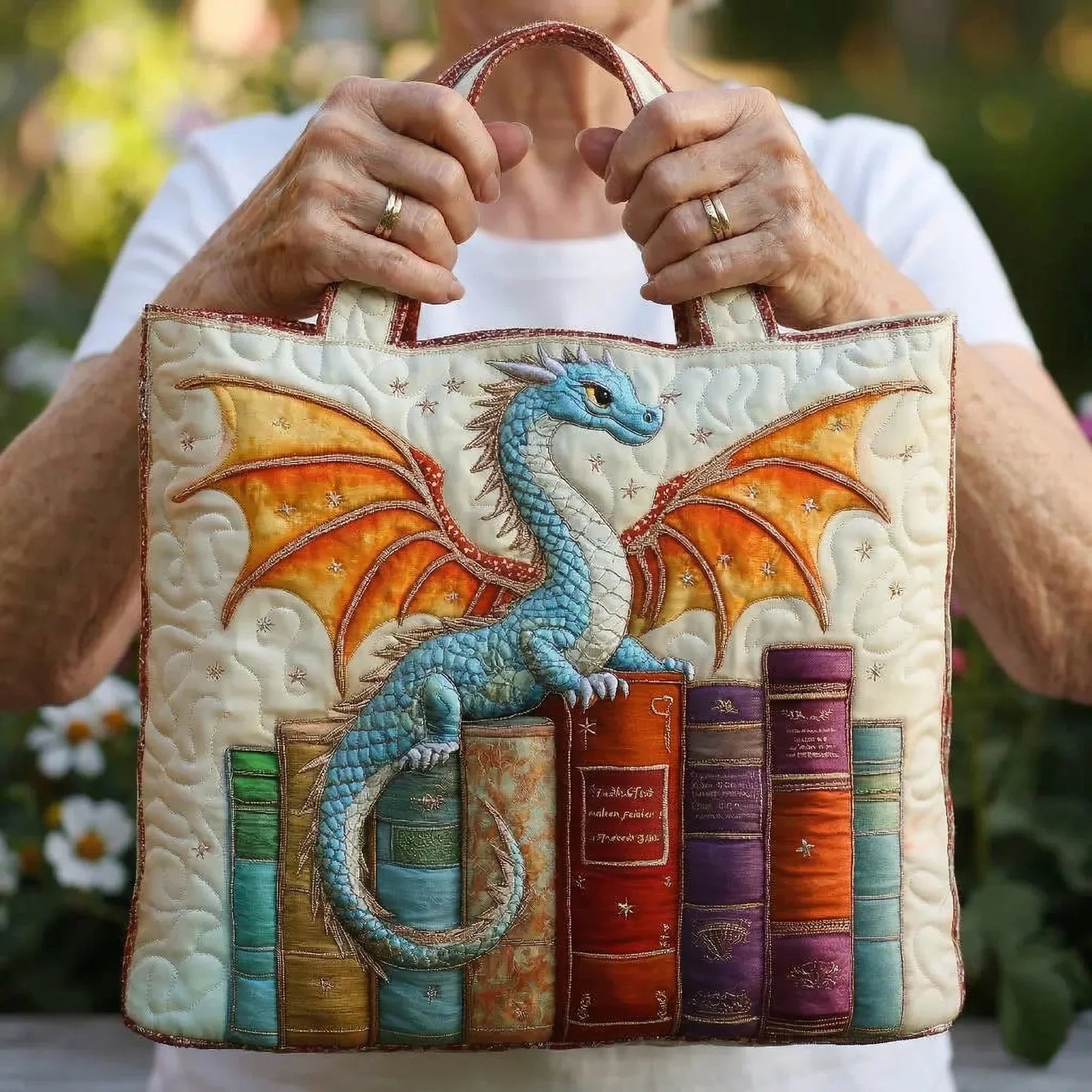 https://cdn.shopify.com/s/files/1/1025/7222/8939/files/freepik__faa-uma-imagem-de-uma-senhora-segurando-este-saco-__26157.webp?v=1775127354