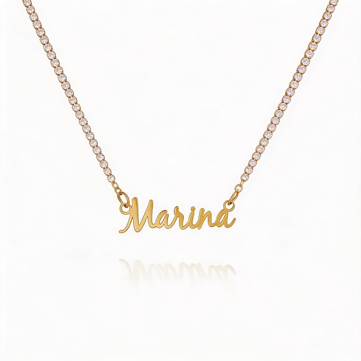 Collar de tenis personalizable de Veska con nombre grabado, mostrando el collar de plata con dije en la imagen.
