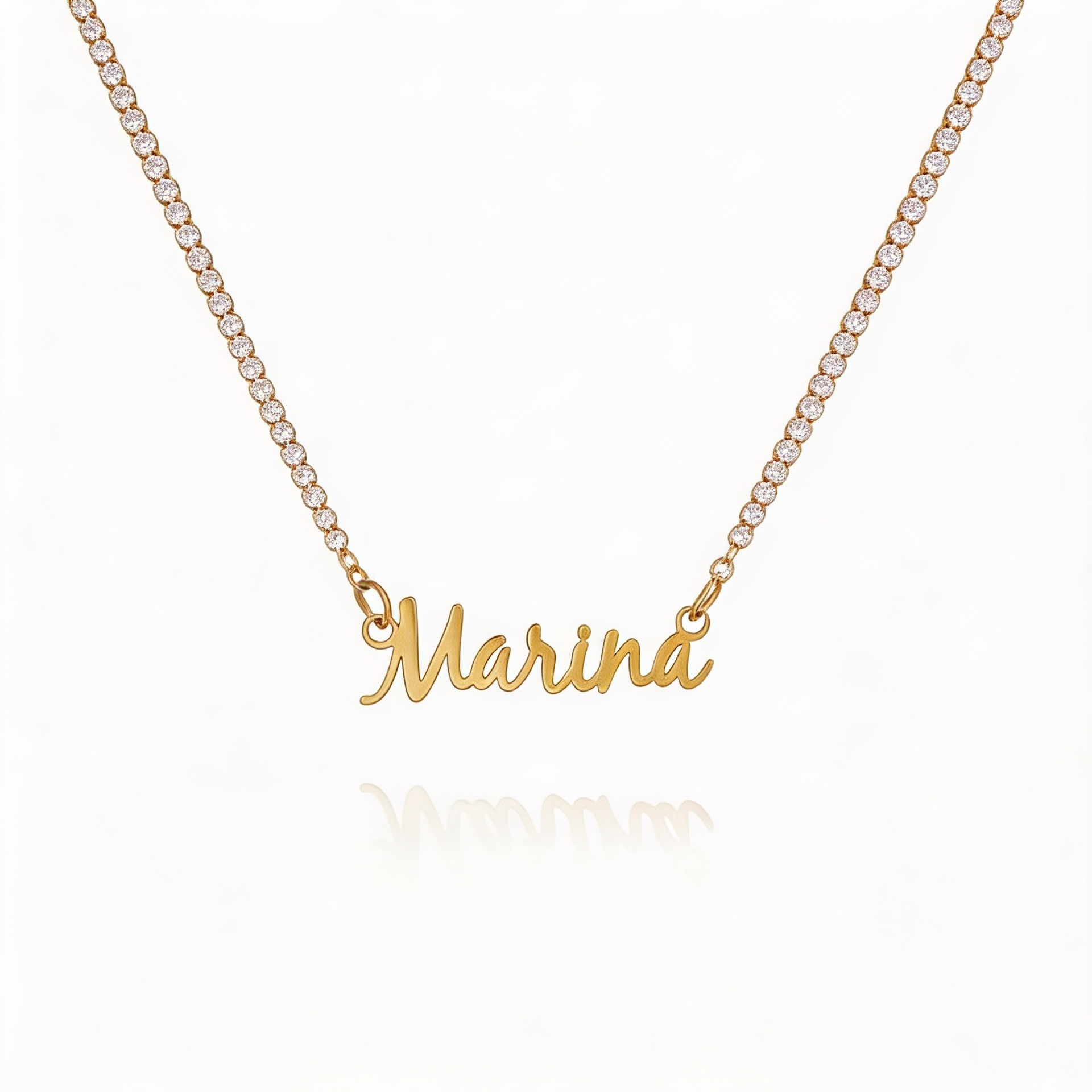 Collar de tenis personalizable de Veska con nombre grabado, mostrando el collar de plata con dije en la imagen.