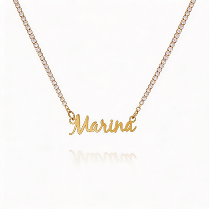 Collar de tenis personalizable de Veska con nombre grabado, mostrando el collar de plata con dije en la imagen.