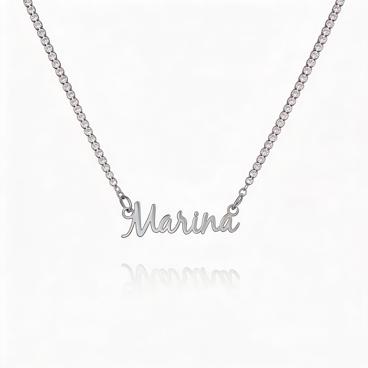 Collar de tenis personalizado de Veska con nombre grabado, mostrando el diseño elegante y ajustado en un fondo neutro.