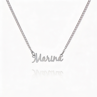 Collar de tenis personalizado de Veska con nombre grabado, mostrando el diseño elegante y ajustado en un fondo neutro.