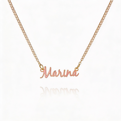 Collar de tenis personalizado con nombre en cadena de Veska, visible en la imagen con letras grabadas en el collar.
