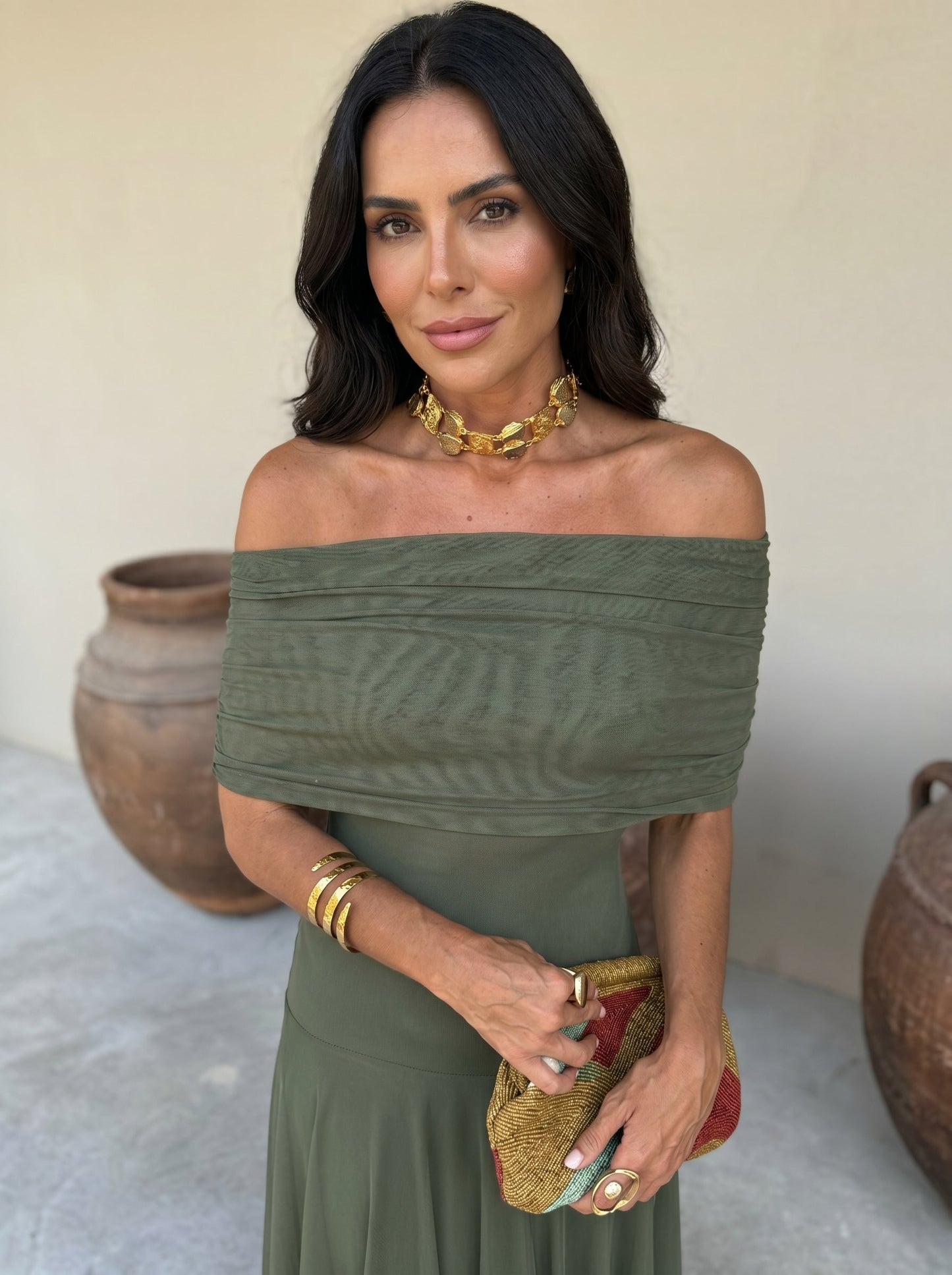 https://cdn.shopify.com/s/files/1/0979/1779/6693/files/generame_a_una_modelo_mirando_202605121405_1.jpg?v=1778587551