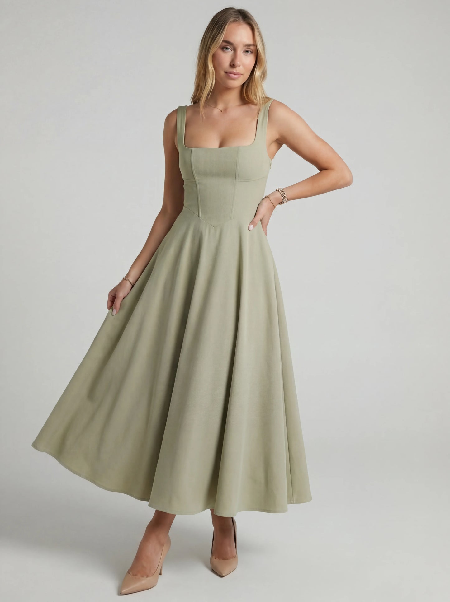 Vestido de vuelo Veska Melissa con diseño ligero y elegante, mostrado en color blanco con detalles delicados.