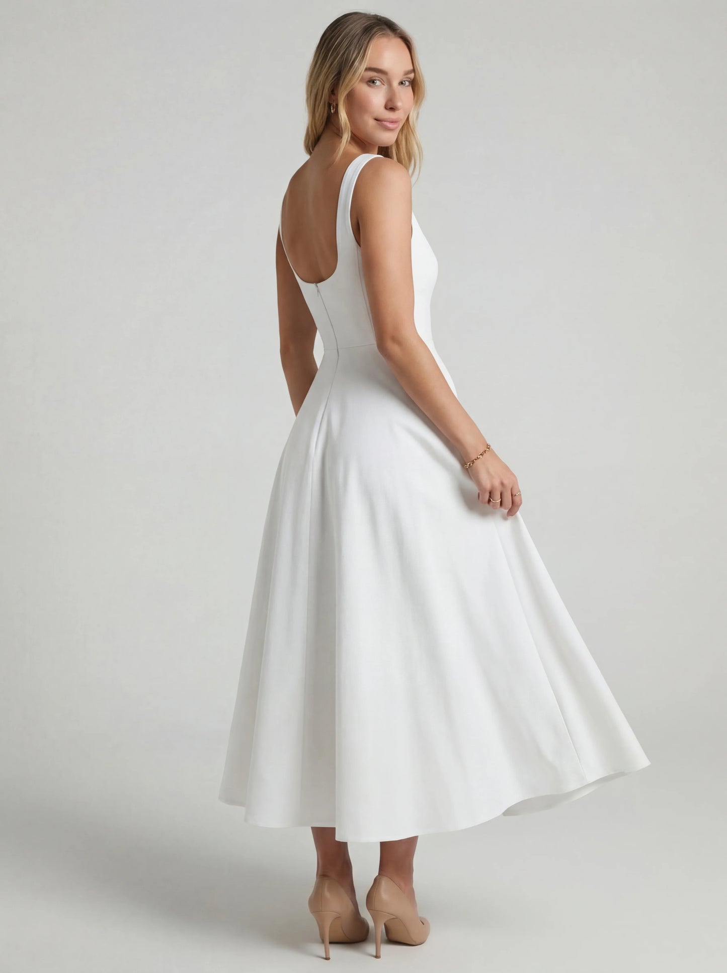 Vestido de vuelo Melissa de la marca Veska, diseño ligero y elegante, con detalles de vuelo en tela suave y moderna.