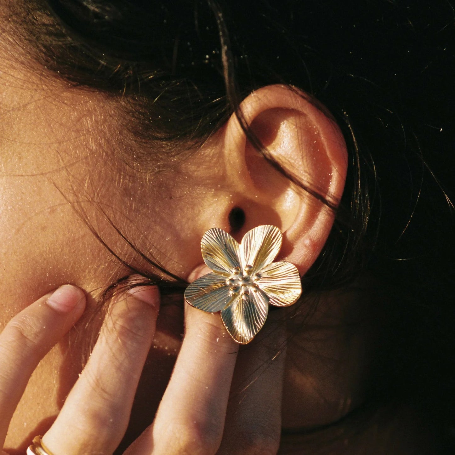 Pendientes con diseño de flor de hibisco de Veska, pendientes elegantes con detalles florales para mujer.