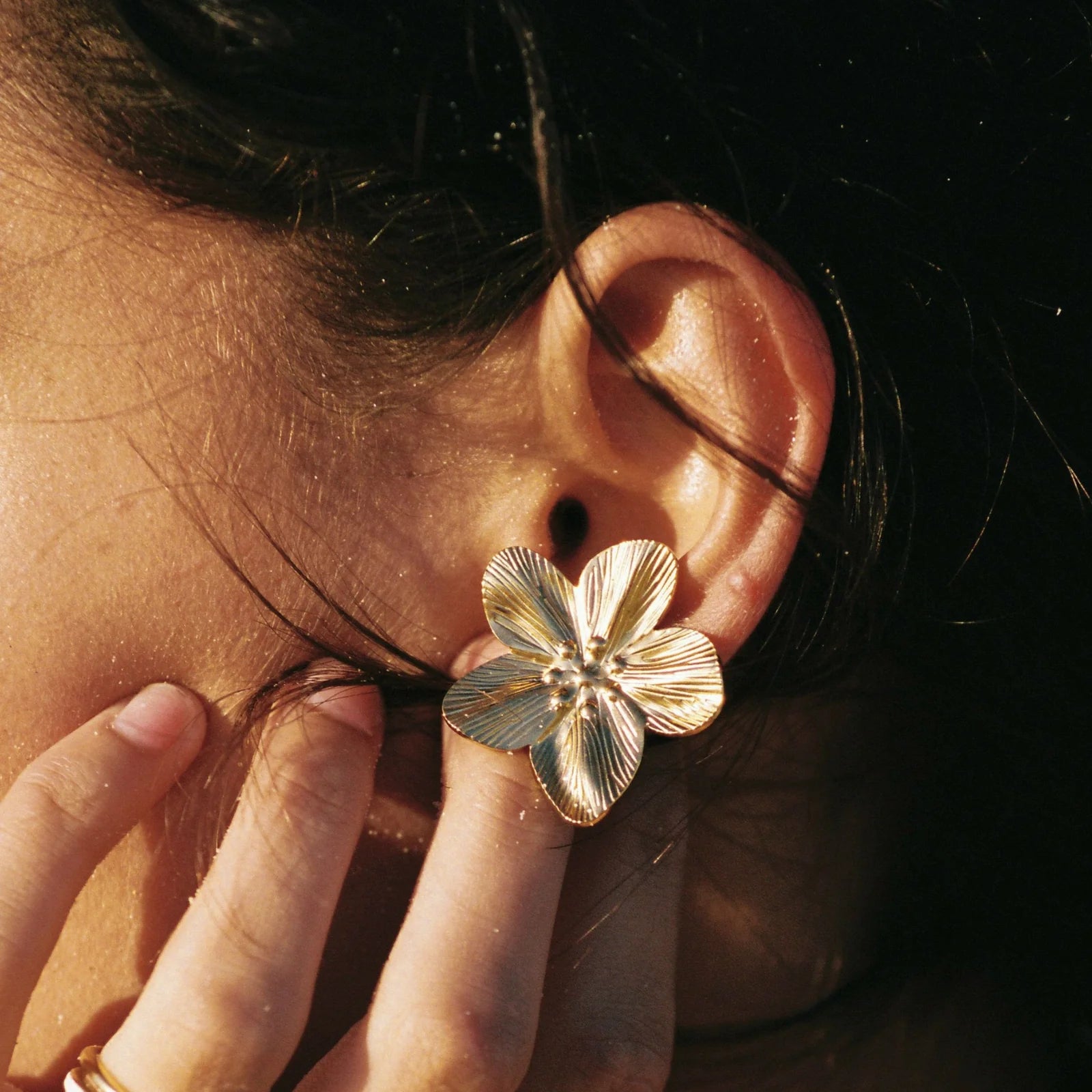Pendientes con diseño de flor de hibisco de Veska, pendientes elegantes con detalles florales para mujer.