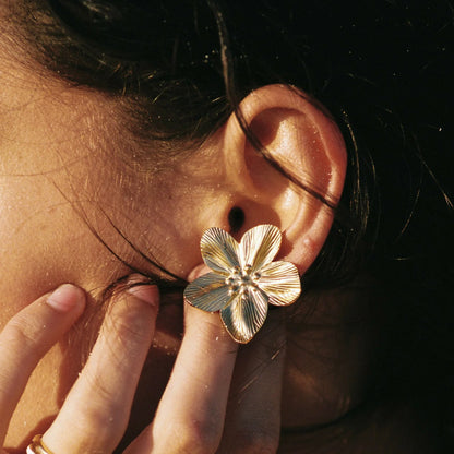 Pendientes con diseño de flor de hibisco de Veska, pendientes elegantes con detalles florales para mujer.