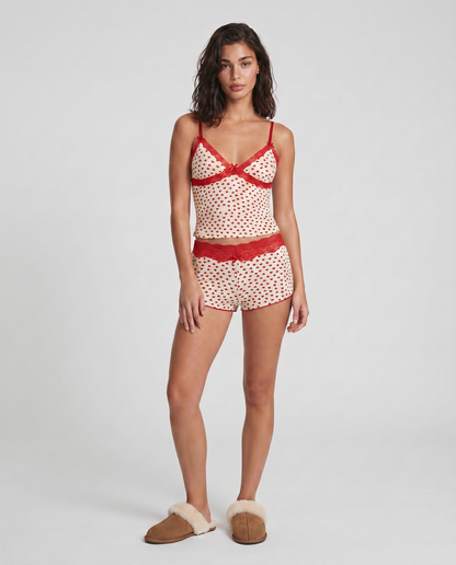 Conjunto Isabella de dos piezas, una propuesta suave y coqueta que captura una energía femenina con un toque juguetón.