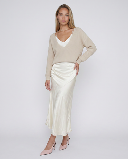 Vestido MARTINA de Veska con jersey suave, diseño elegante y cómodo, en tonos neutros y estilo moderno.