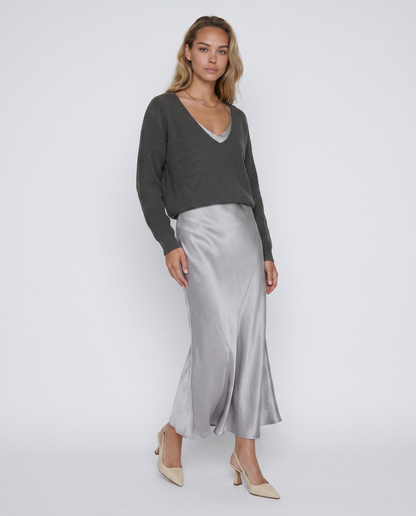 Vestido MARTINA de Veska con jersey gris, diseño elegante y cómodo, ideal para ocasiones casuales y formales.