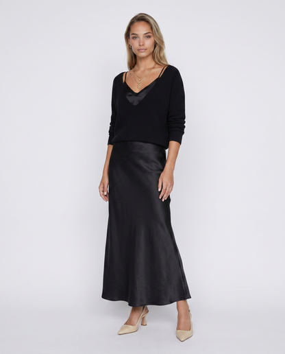 Vestido Marta con jersey de Veska, diseño elegante, en color neutro, con detalles de textura suave y corte clásico.