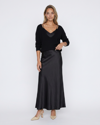 Vestido con jersey MARTINA de Veska, diseño elegante en tono neutro, tela suave y ajuste cómodo en la imagen.