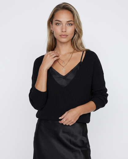 Vestido con jersey Martina de Veska en color oscuro, con diseño elegante y detalles suaves en la tela.