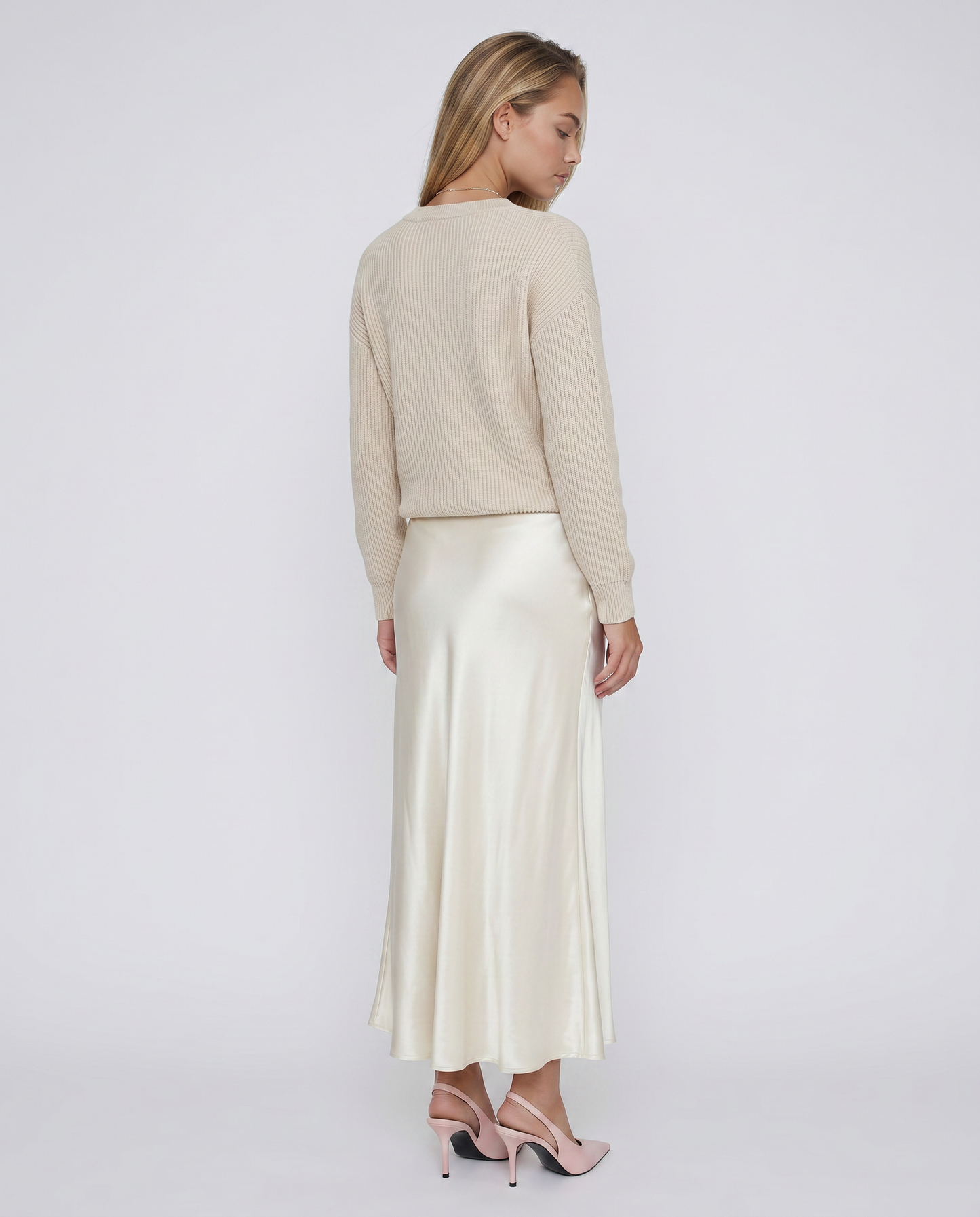 Vestido MARTINA de Veska con tejido de jersey, diseño elegante y cómodo, en color neutro, ideal para ocasiones casuales y formales.