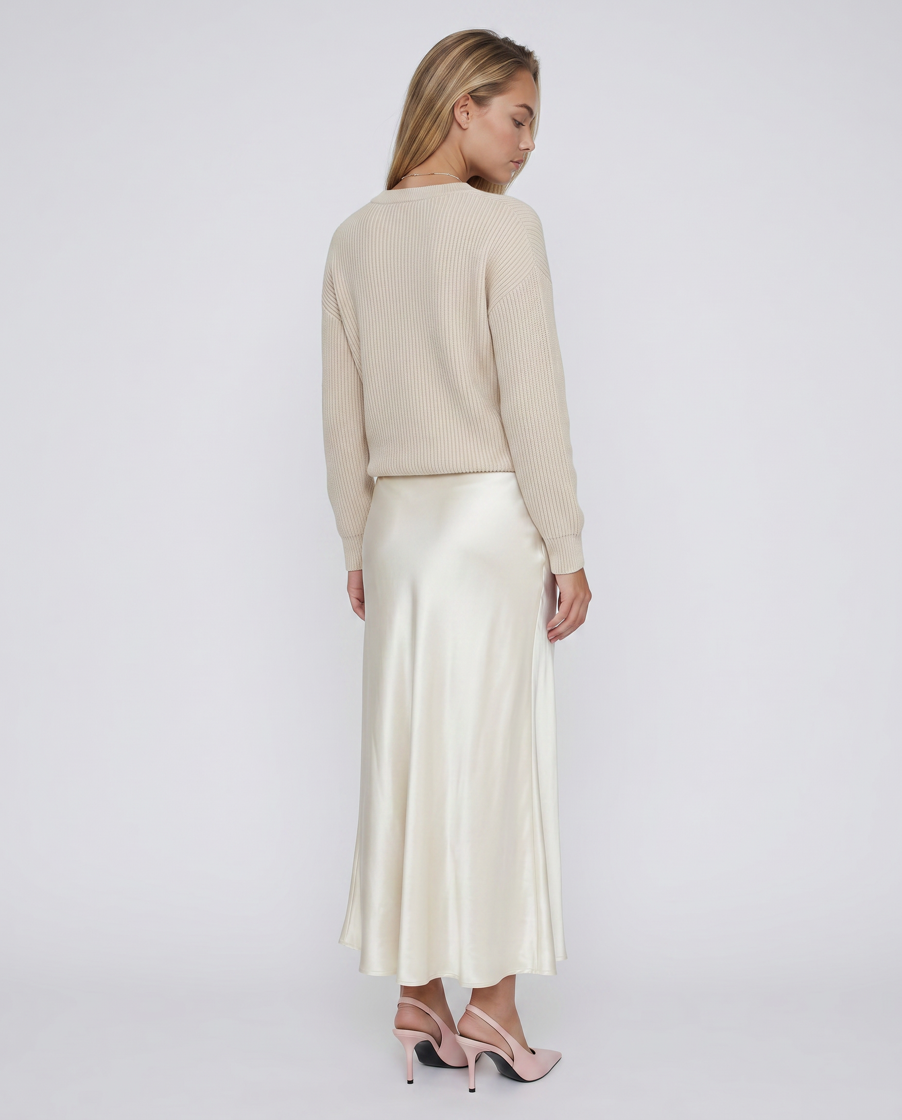 Vestido MARTINA de Veska con tejido de jersey, diseño elegante y cómodo, en color neutro, ideal para ocasiones casuales y formales.