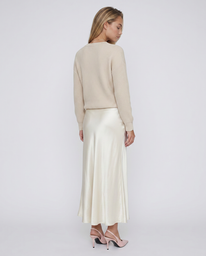 Vestido MARTINA de Veska con tejido de jersey, diseño elegante y cómodo, en color neutro, ideal para ocasiones casuales y formales.