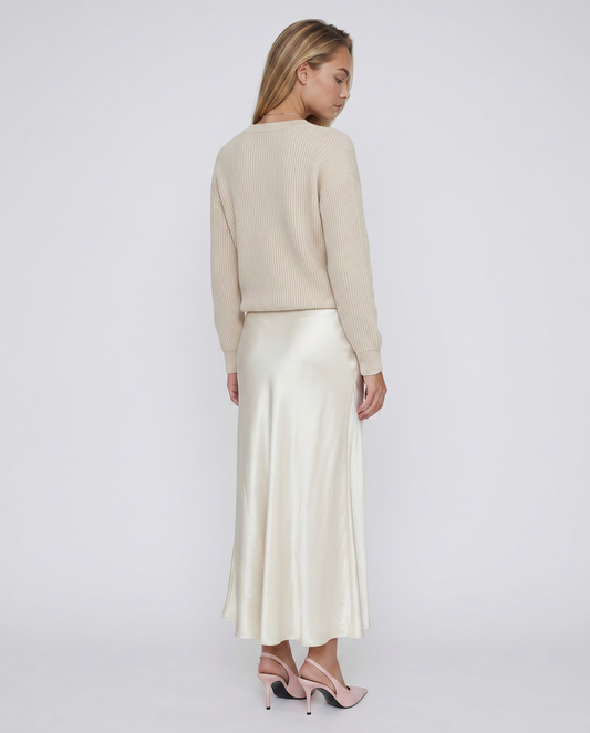 Vestido MARTINA de Veska con tejido de jersey, diseño elegante y cómodo, en color neutro, ideal para ocasiones casuales y formales.