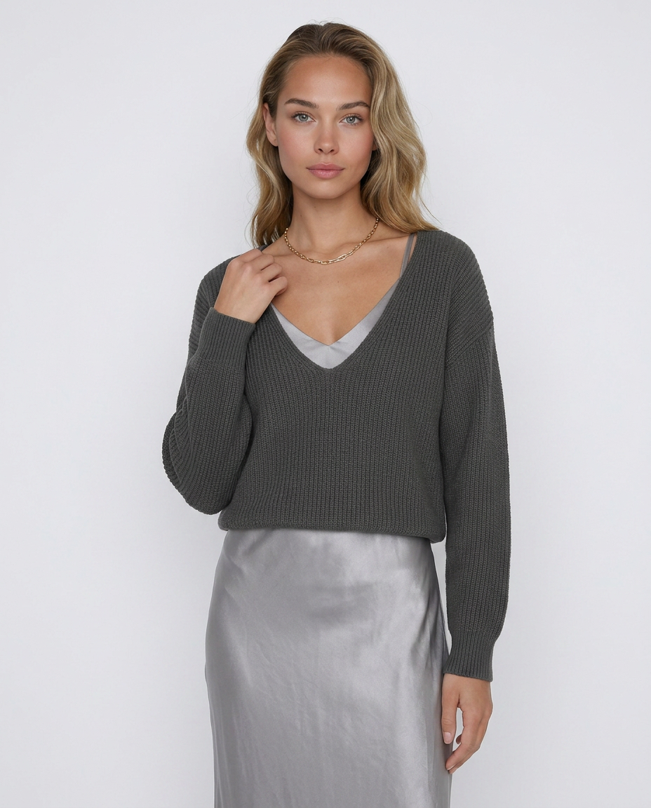 Vestido Martina de Veska con jersey gris oscuro, diseño elegante y cómodo, ideal para ocasiones casuales y formales.