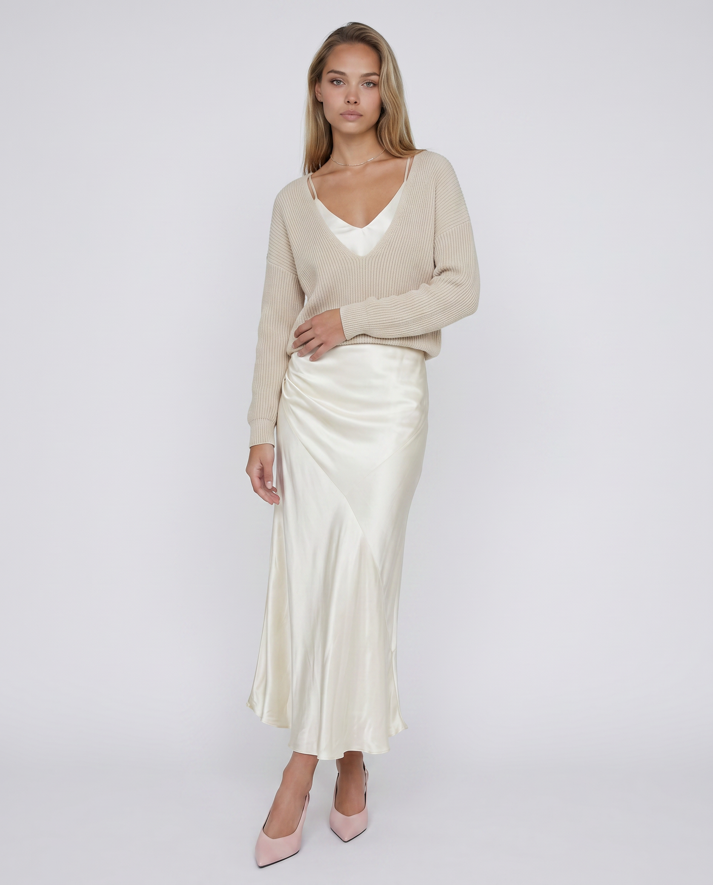 Vestido Martina de Veska con jersey en color neutro, diseño elegante y cómodo, visible en la imagen.