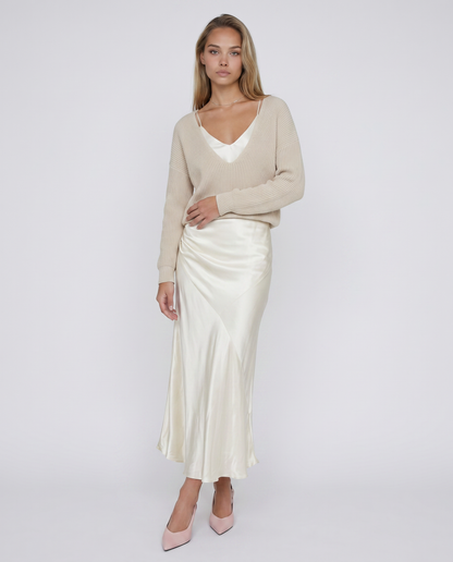 Vestido Martina de Veska con jersey en color neutro, diseño elegante y cómodo, visible en la imagen.
