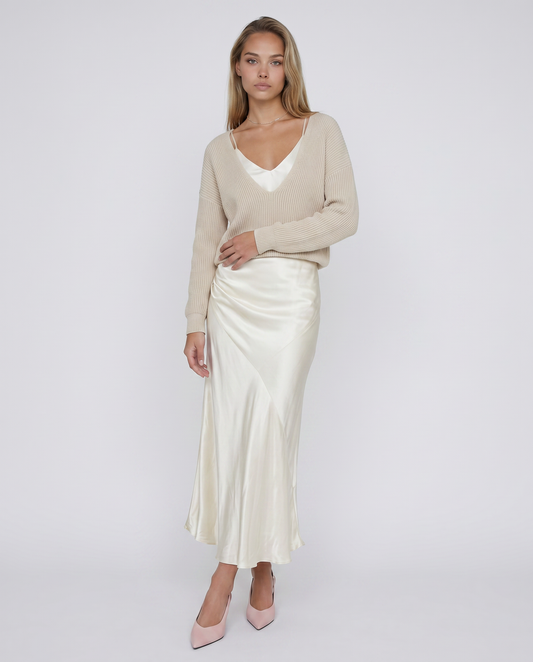 Vestido Martina de Veska con jersey en color neutro, diseño elegante y cómodo, visible en la imagen.