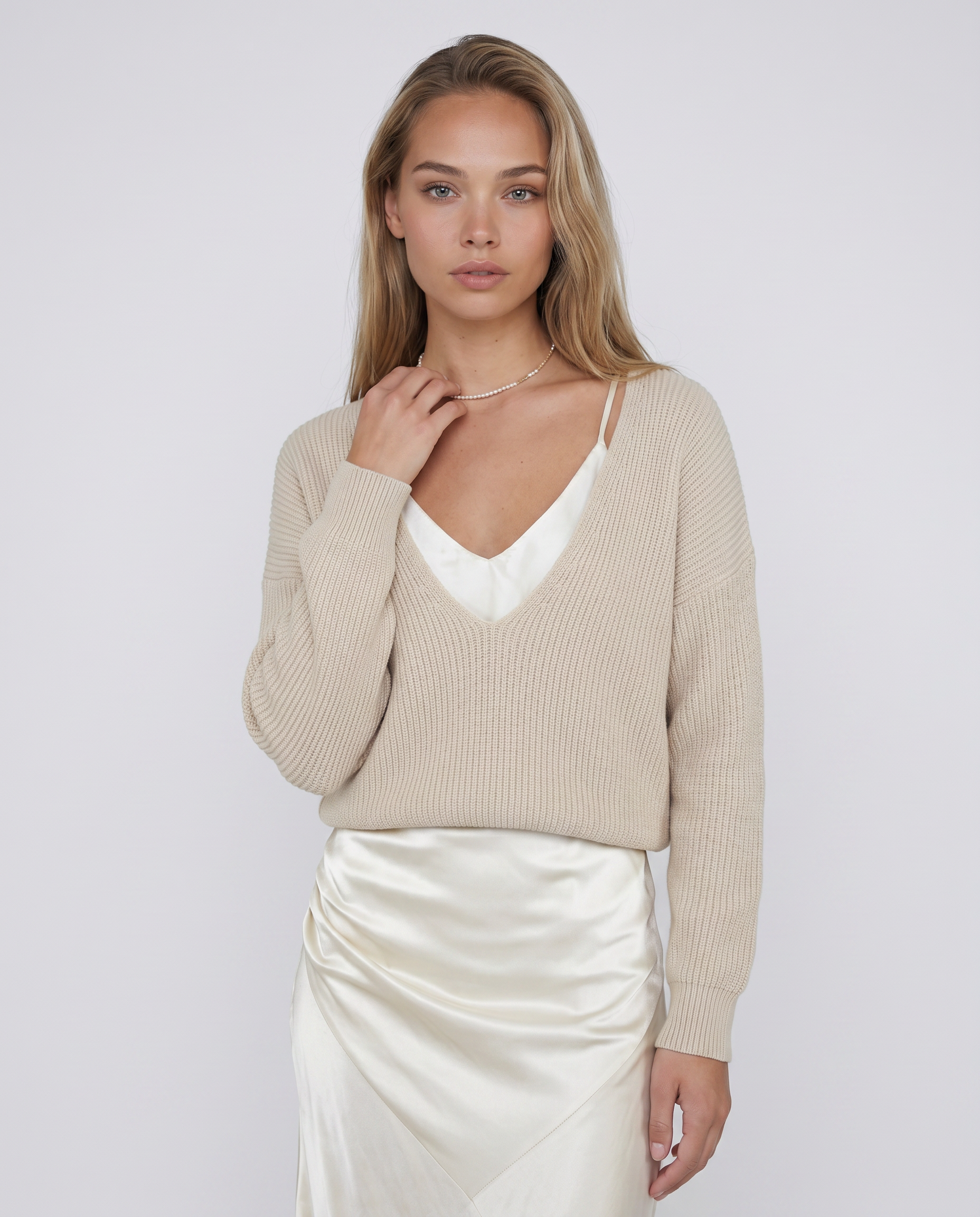 Vestido con jersey Martina de Veska, muestra el diseño elegante y cómodo en color neutro, ideal para ocasiones casuales y elegantes.