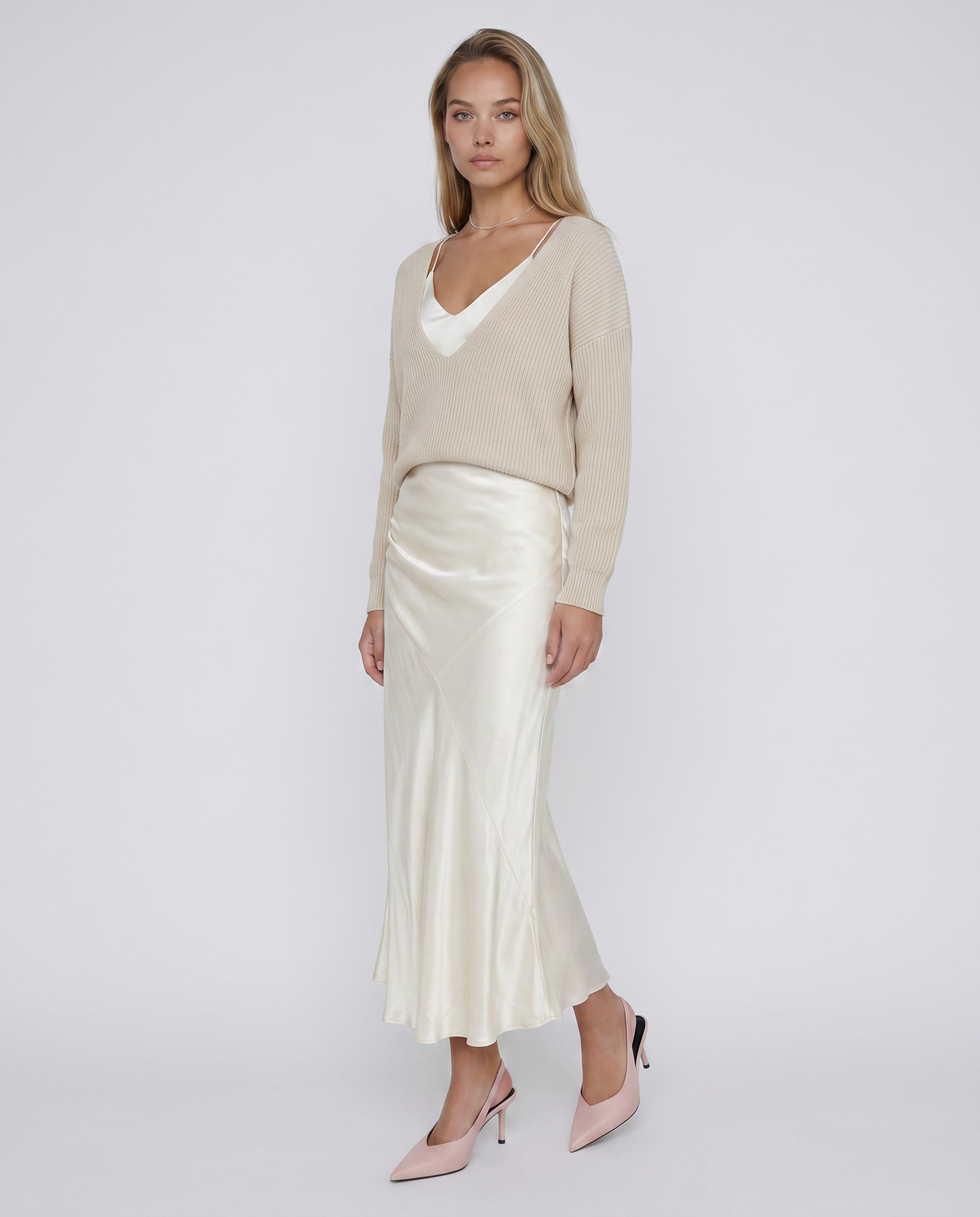 Vestido MARTINA de Veska con tejido de jersey, diseño moderno y cómodo, en colores neutros, ideal para looks casuales y elegantes.