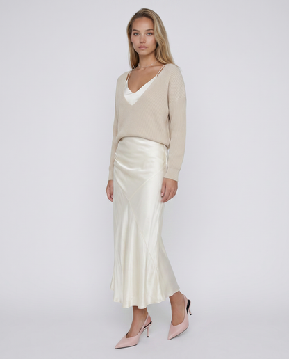 Vestido MARTINA de Veska con tejido de jersey, diseño moderno y cómodo, en colores neutros, ideal para looks casuales y elegantes.