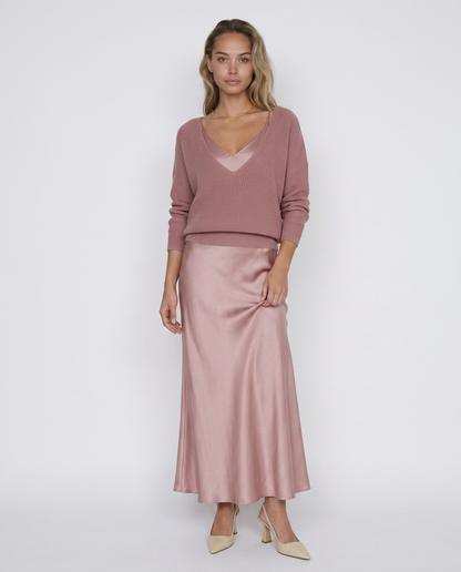 Vestido MARTINA de Veska con jersey gris, diseño elegante y cómodo, ideal para ocasiones casuales y formales.
