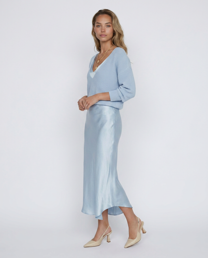 Vestido con jersey Martina de Veska, en color gris, con diseño elegante y cómodo para ocasiones casuales y formales.