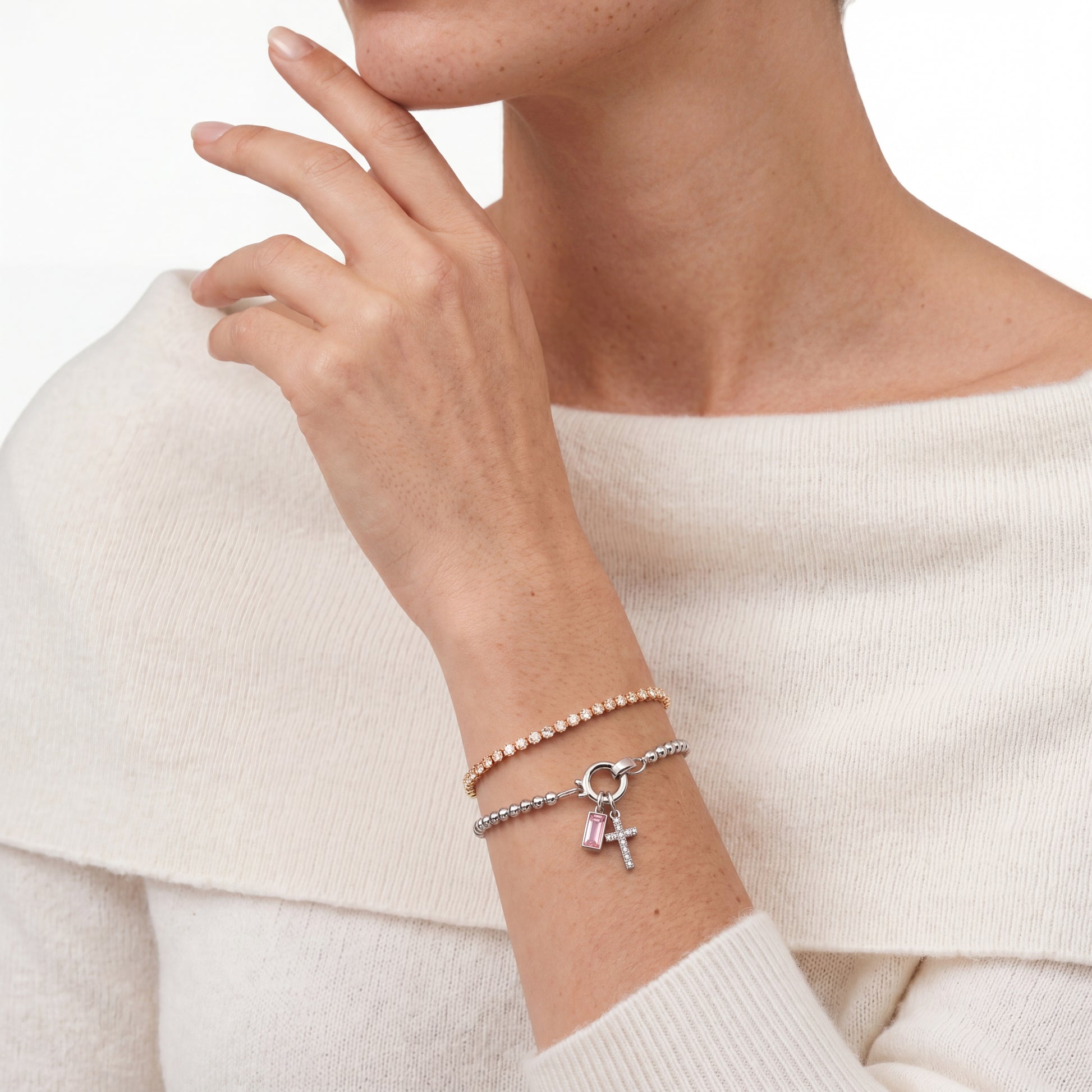 Pulsera de Veska con dije de cruz y piedra natal, con detalles elegantes y delicados en plata y piedra semipreciosa.