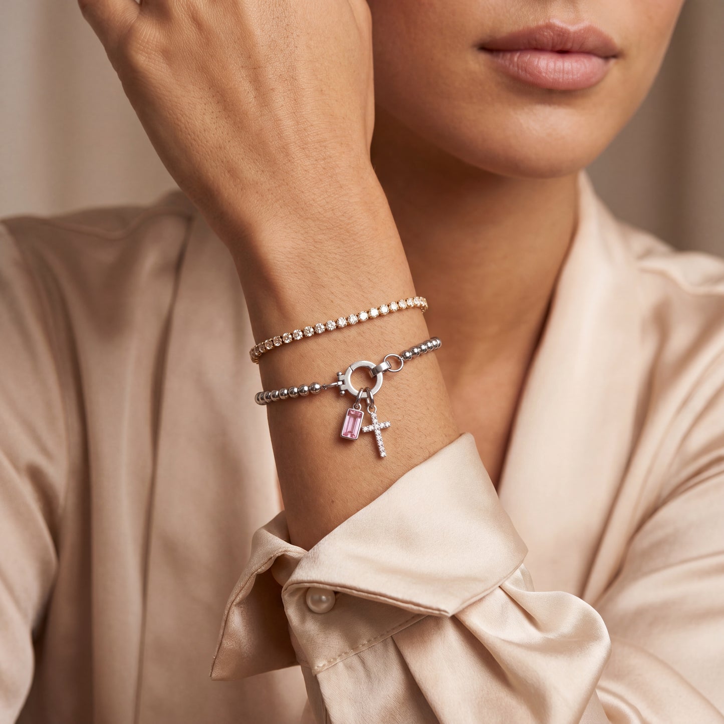 Pulsera de Veska con dije de cruz y piedra natal, muestra la cadena y el colgante en detalle sobre fondo neutro.