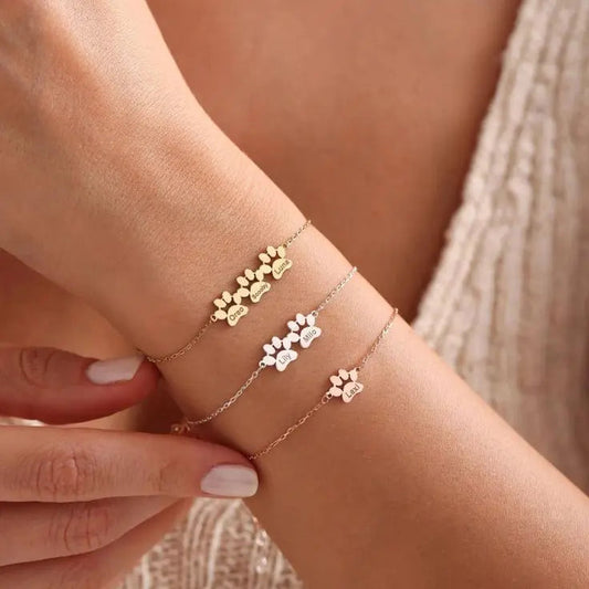 Pulsera personalizada con huellas de Veska, de plata, con detalles grabados y cierre ajustable.