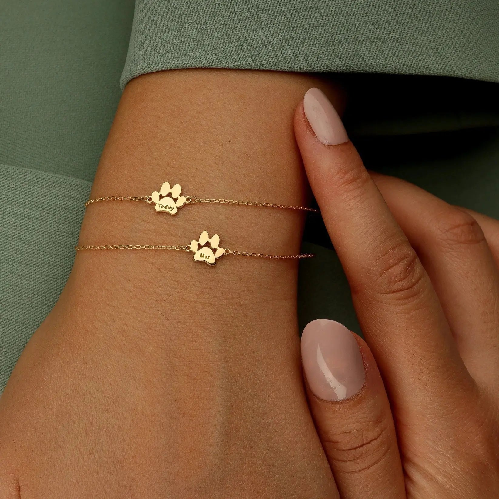 Pulsera personalizada Veska con huellas, con detalles grabados en plata, ideal para recuerdos especiales y regalos emotivos.