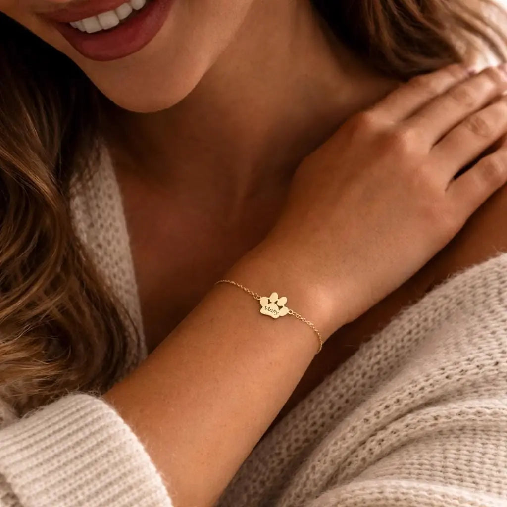 Pulsera personalizada con huellas de Veska, diseño de pulsera de metal con huellas grabadas para recuerdos especiales.