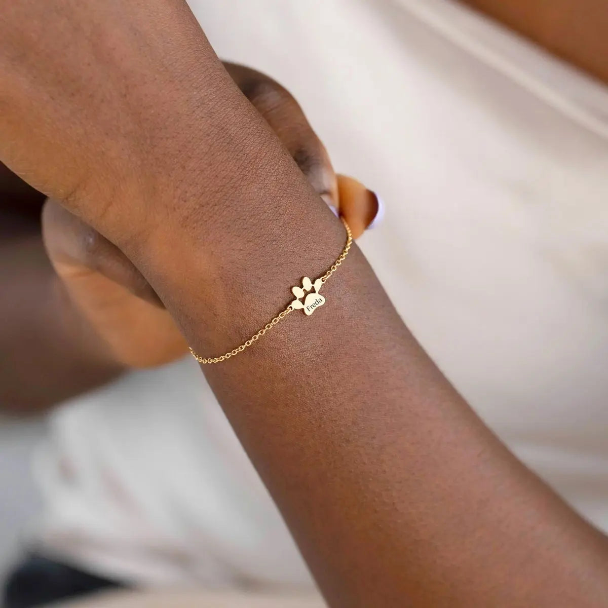Pulsera personalizada Veska con huellas, diseño de pulsera de metal con huellas grabadas para recuerdos especiales.