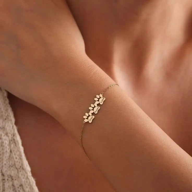 Pulsera personalizada con huellas de Veska, con charms en plata y detalles grabados, ideal para regalo sentimental.