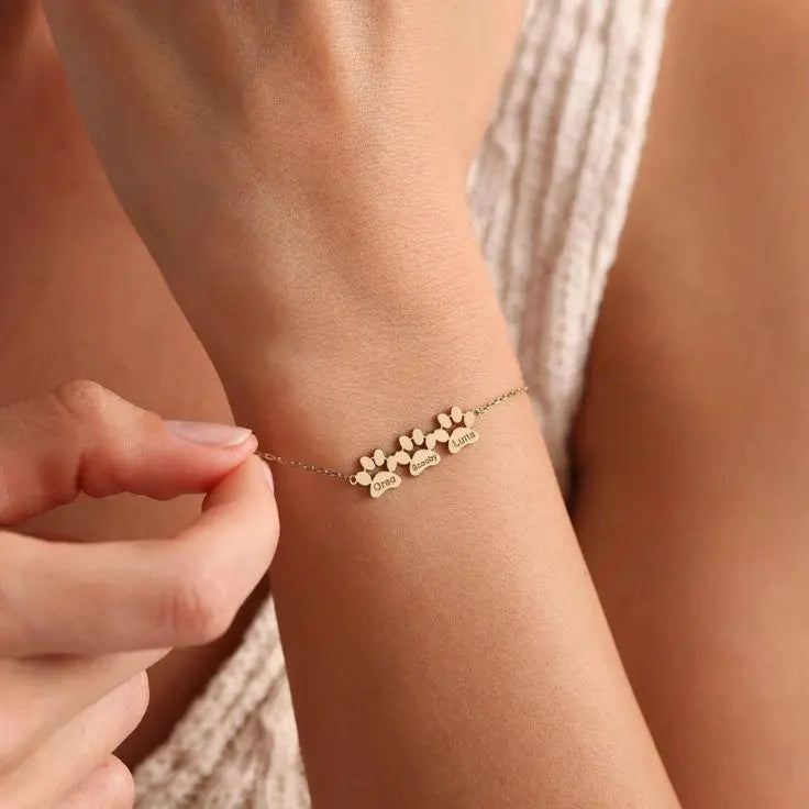 Pulsera personalizada Veska con huellas, diseño de pulsera de metal con huellas grabadas y detalles elegantes.