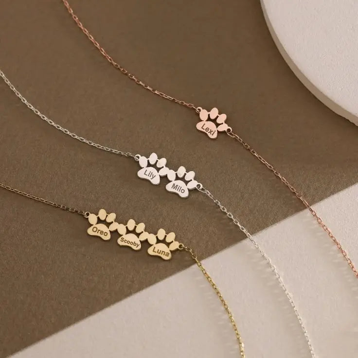 Pulsera personalizada con huellas de Veska, hecha de plata, con detalles grabados y cierre ajustable para uso diario.