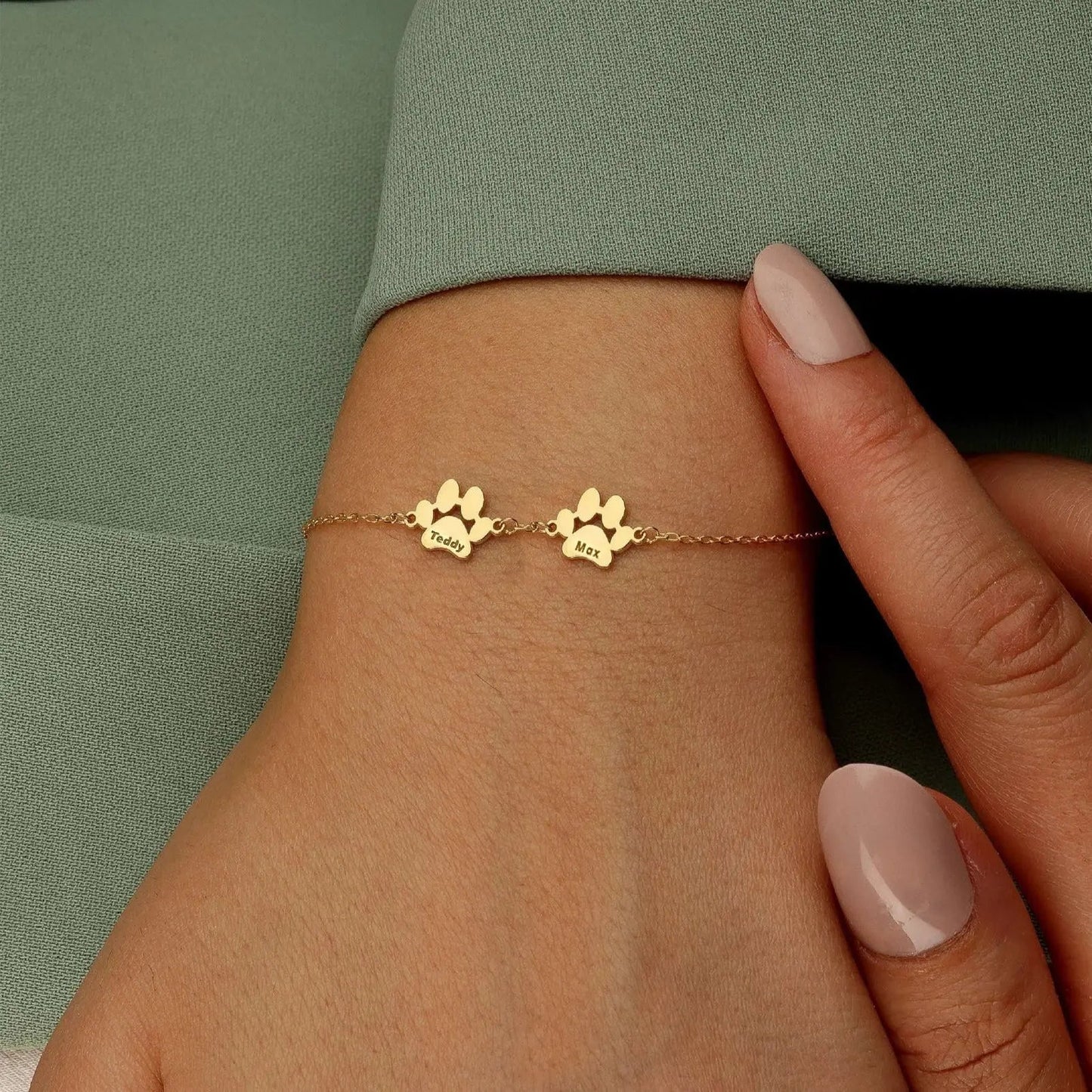 Pulsera personalizada Veska con huellas, diseñada en plata, con detalles finos y grabados de huellas en el centro.