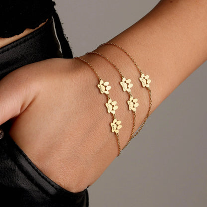 Pulsera personalizada Veska con huellas grabadas en plata, muestra detalles de diseño y acabado elegante.