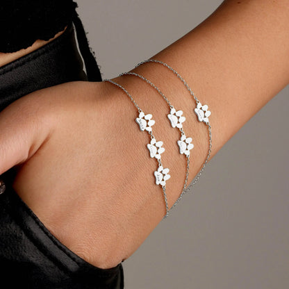Pulsera personalizada con huellas de Veska, de plata, con grabado de huellas digitales en diseño elegante y delicado.