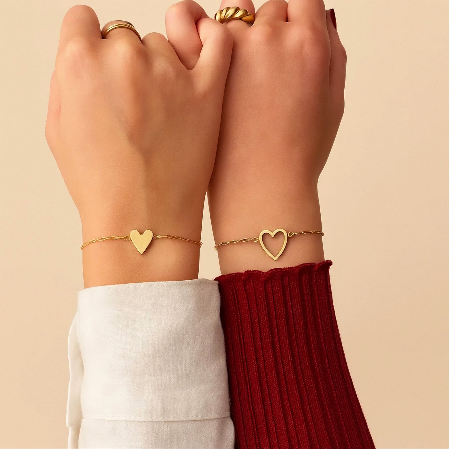 Set de pulseras con corazones de Veska, pulseras de moda con detalles de corazones, accesorios elegantes para la muñeca.